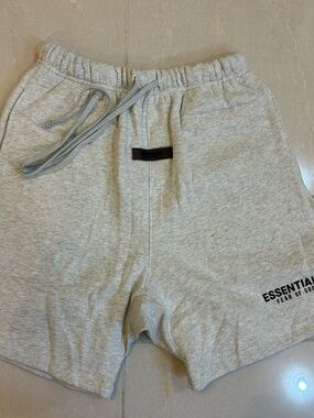 Essentials SS22 Light Oatmeal shorts